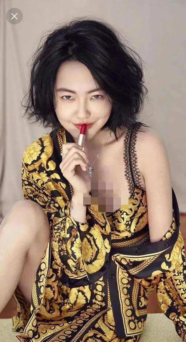 小s近来状态令人堪忧，只见她深夜出现在某社交平台唱着一首歌，仿佛又想起来她的姐姐