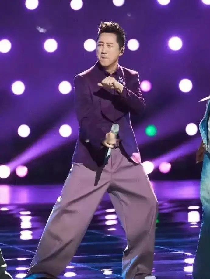 明眼人估计都看出来了，《歌手》之所以请庾澄庆过来，不是因为他的唱功有多好，而是想