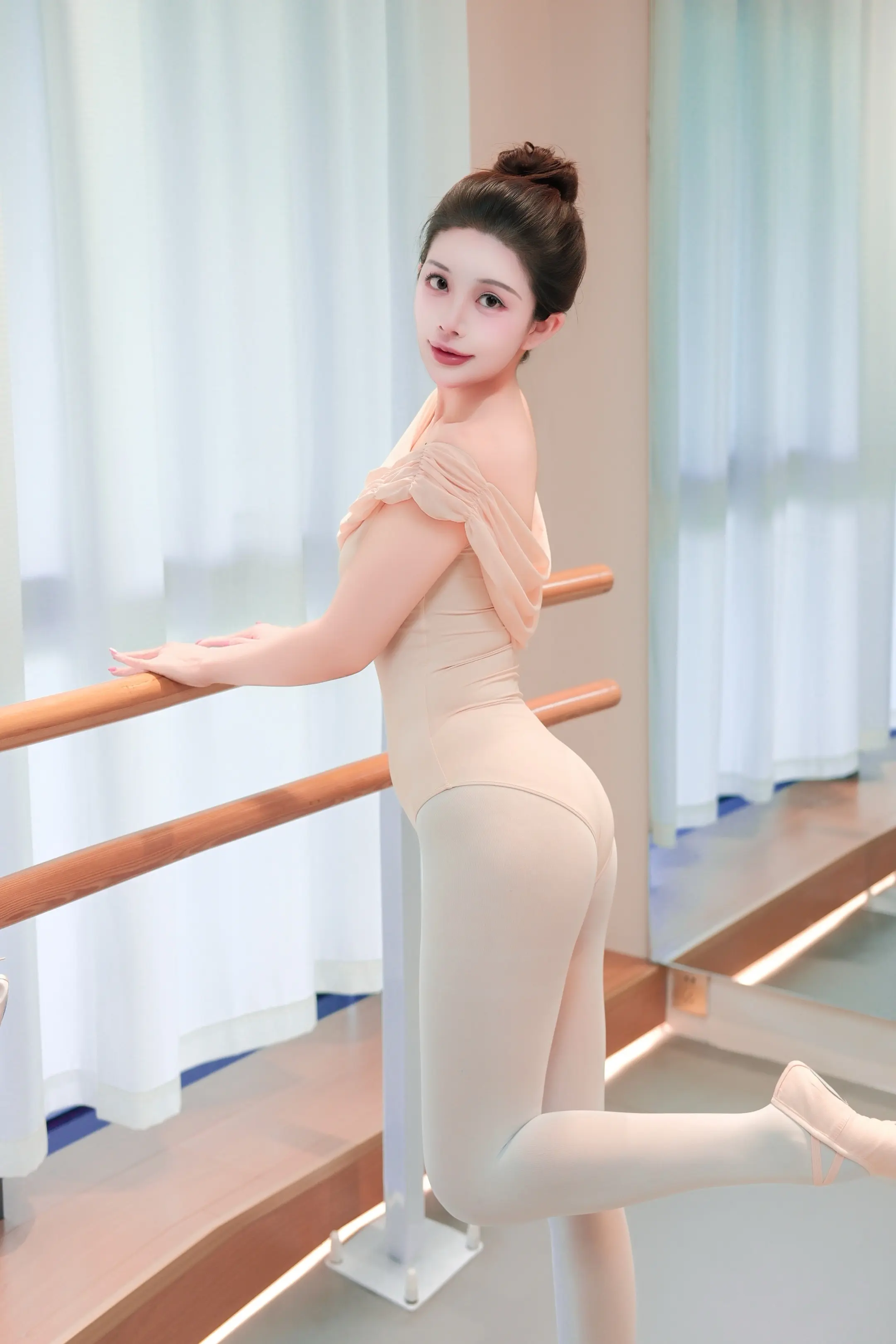 基训、拉伸、控腿、旋转，日复一日，重。