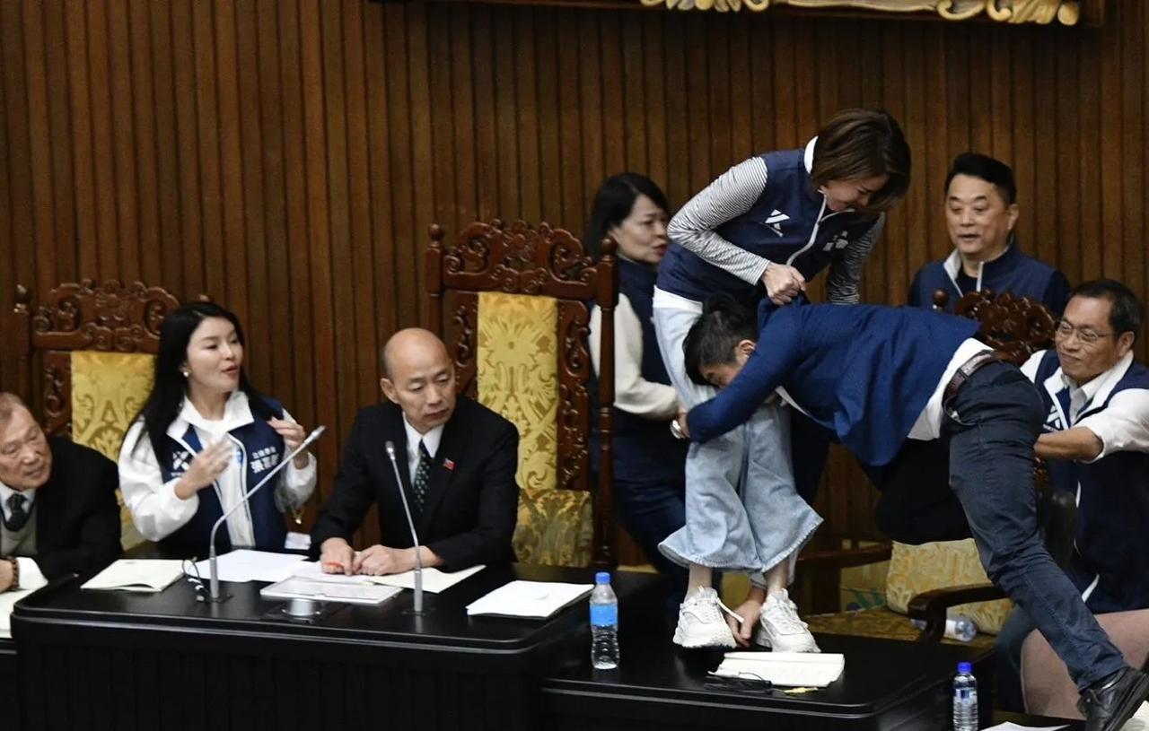 台海网7月12日讯:今年10月31日之前，每一位台湾人都将领到1万元新台币。
