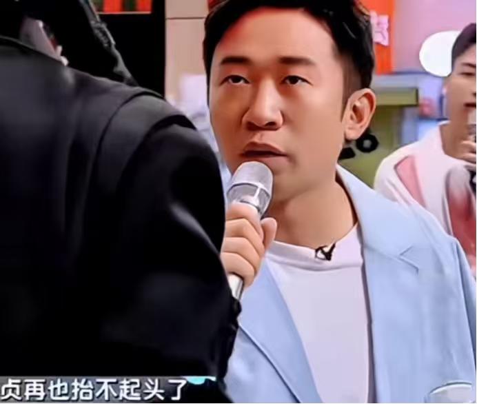 杨紫：“讲一个能把我逗笑的笑话。”杨迪：“许仙买了一顶帽子送给白素贞，为什么
