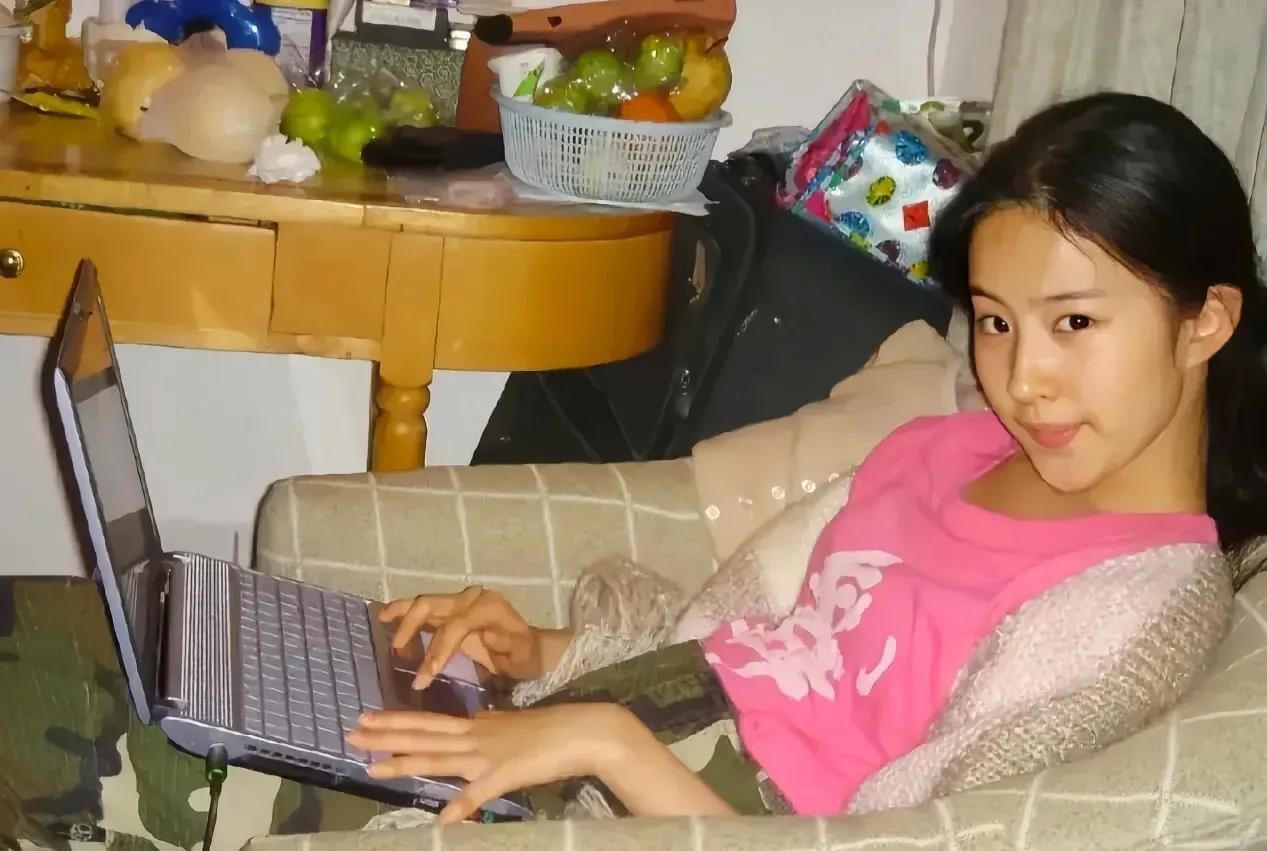 2002年，刘亦菲用笔记本电脑，正在家里学习，这张照片就像是时光的印记，展示了刘