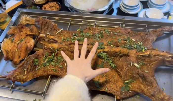 官方通报“36斤活羊烤后仅6.9斤” 烤全羊经营者：烤制损耗