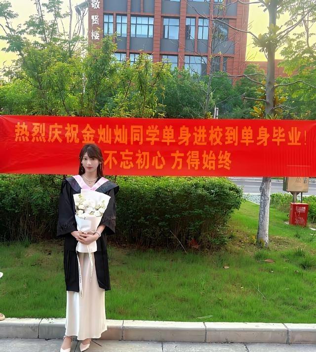 网上说“这种长相一般人搞不定”，其实就是说现在那种流水线网红脸早就看腻了，反而是
