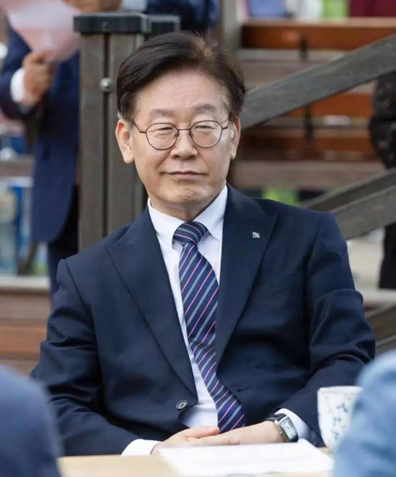 不知道是历届总统太拉垮还是怎么地，韩国也是太容易满足了，李在明不过是办了个APE