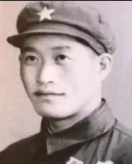 1953年，白虎团指挥部里，70多名南朝鲜军官正在开会。这时，杨育才带着12名侦