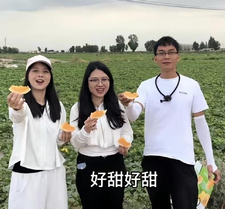 唐尚珺的暑假真的很拼，刚放假不是休息，不是回老家，而是带着两个助理去新疆直播卖哈