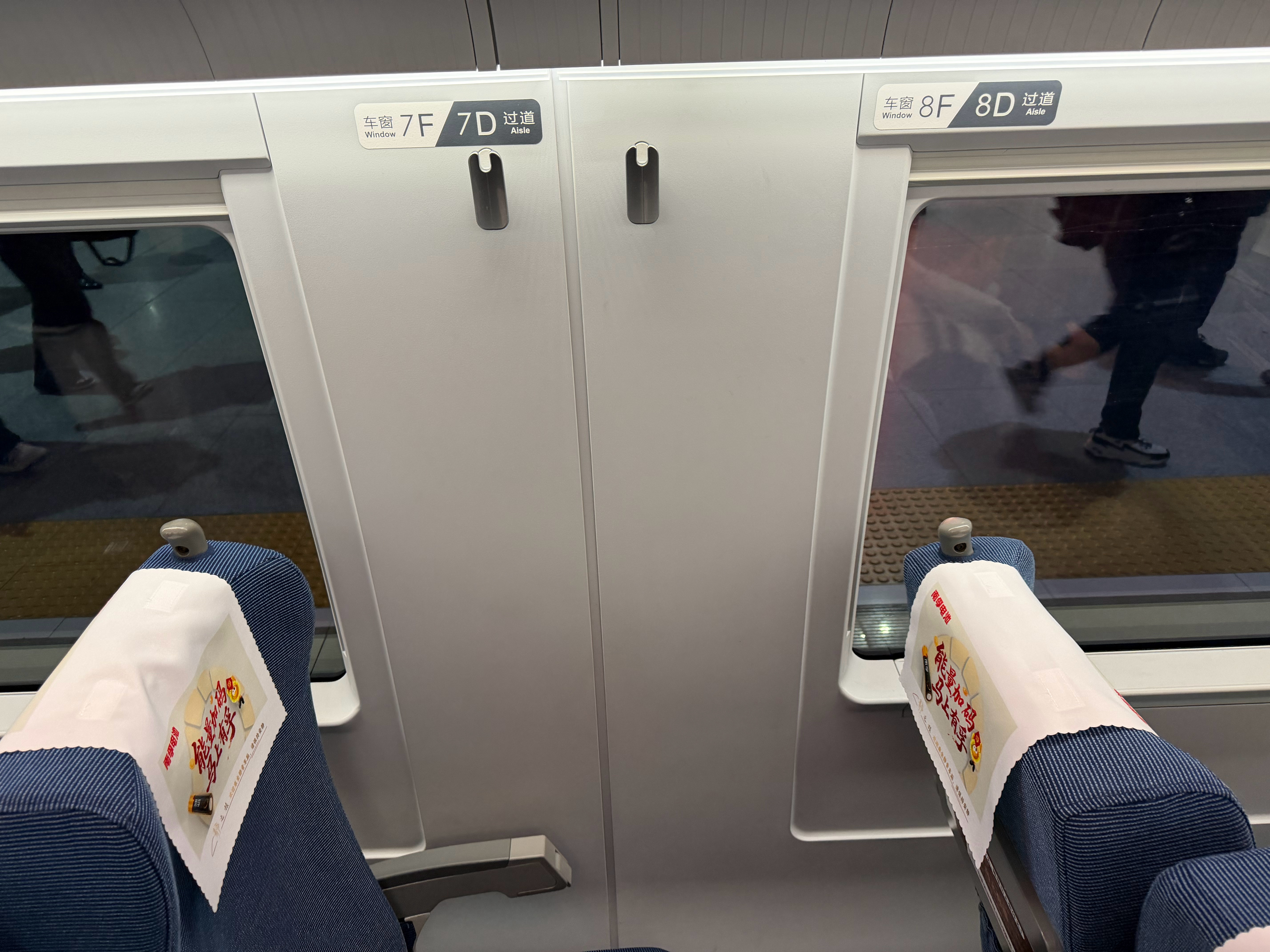 恭喜这个倒霉蛋，选了个没有窗的靠窗