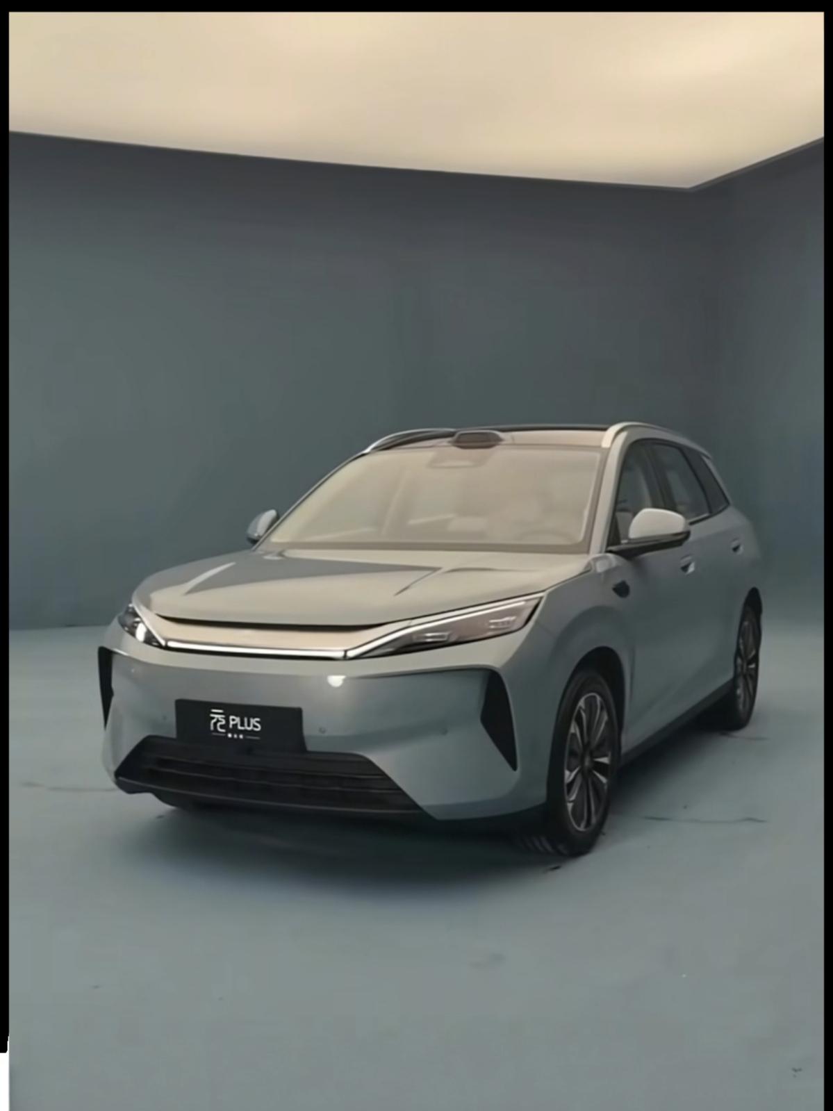 新款元Plus的内饰终于改了，但是设计师还是倔强的留了一点老款的影子。肉眼可见