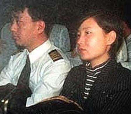 1998年，国航机长袁斌因分房纠纷，竟带着妻子，劫持了载有95名乘客的民航客机