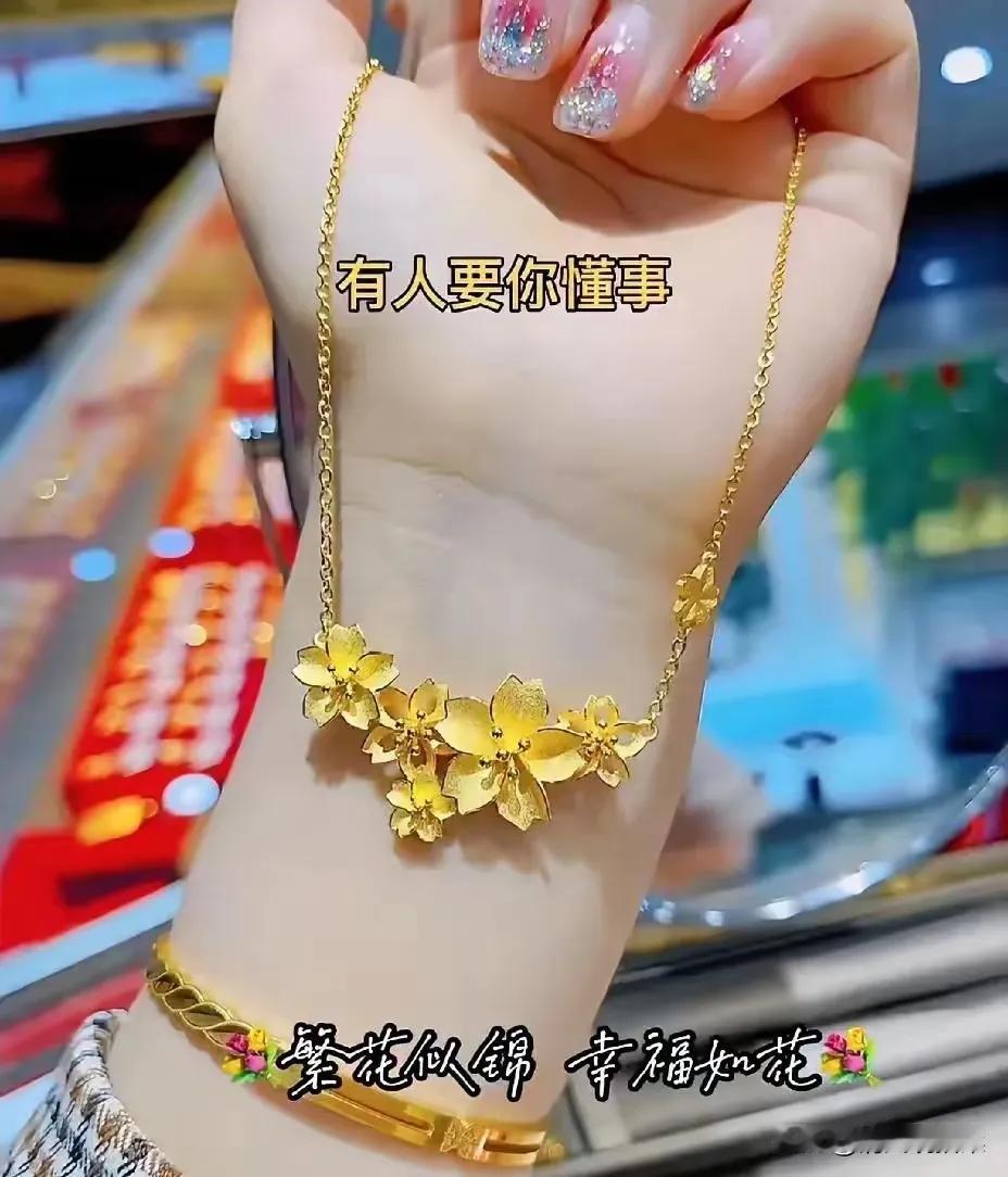 昨天还抢着买黄金的人，现在估计悔得想拍大腿——不是金价跌了，是手里的金块成了烫手
