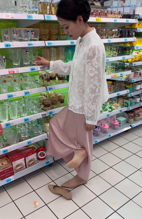 为什么女人都喜欢在公共场合拖鞋