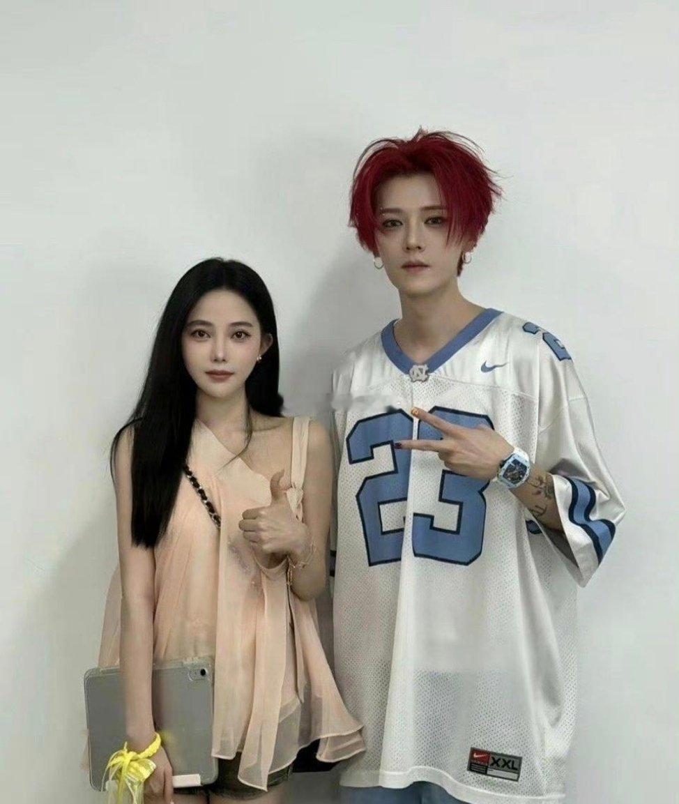 和鹿晗有合照，这位美女可以吹一辈子了