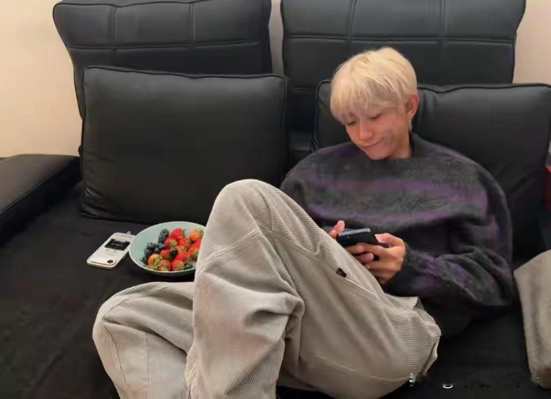 张一山依然长在八零九零的女孩子审美里，张一山从小就是童星，淘气的帅，长大是痞帅。