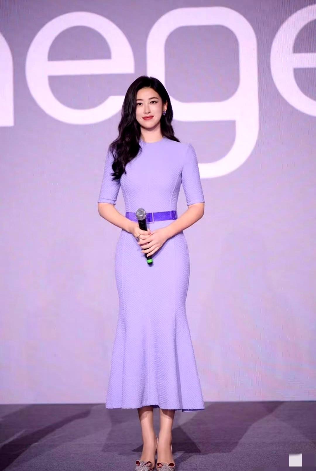 听了牢A的直播，再看朱珠，有了不一样的发现。这些有国外生活背景的女明星，脸上