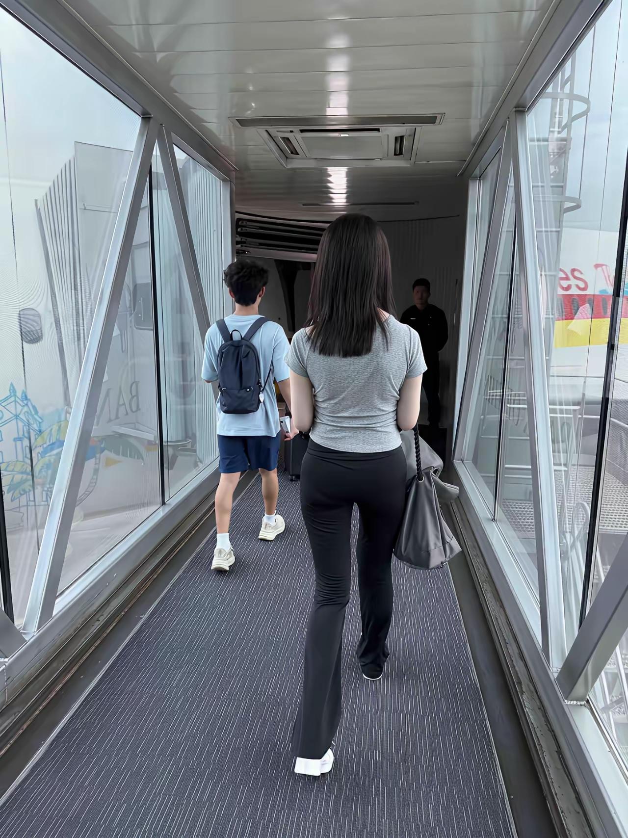 这应该算是背影界天花板，不接受反驳。[笑着哭][笑着哭]