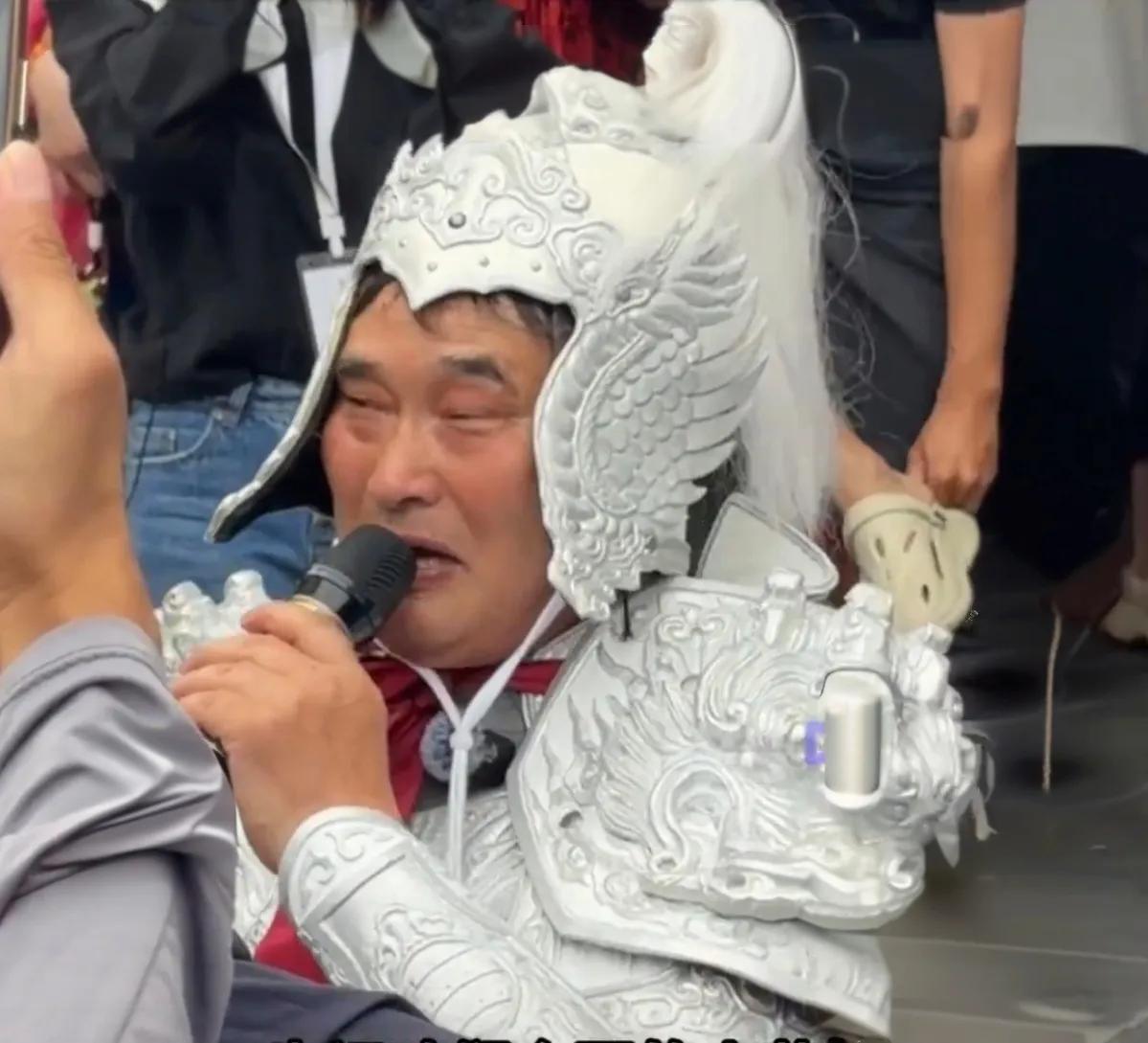 大衣哥朱之文再次化身“南天门大将军”，在泰山为高考学子祈福！这一幕发生在20