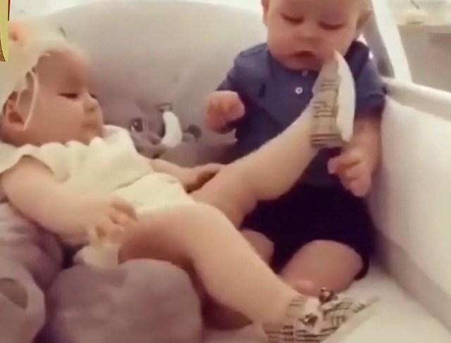 1岁哥哥抱着龙凤胎妹妹的脚咬个不停, 妹妹嫌弃的举动太搞笑了