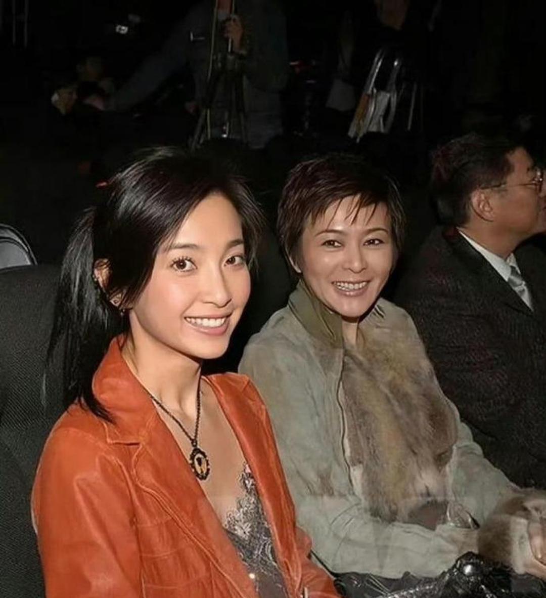 关之琳：冰冰，这身橙色皮衣真衬你，有股子飒劲儿。李冰冰：关姐姐过奖了，在您面