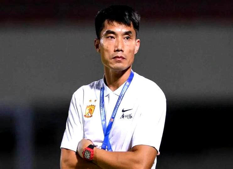 最近青岛西海岸的操作有点厉害，邵佳一前脚刚迈进国足，足协后脚就把智哥安排