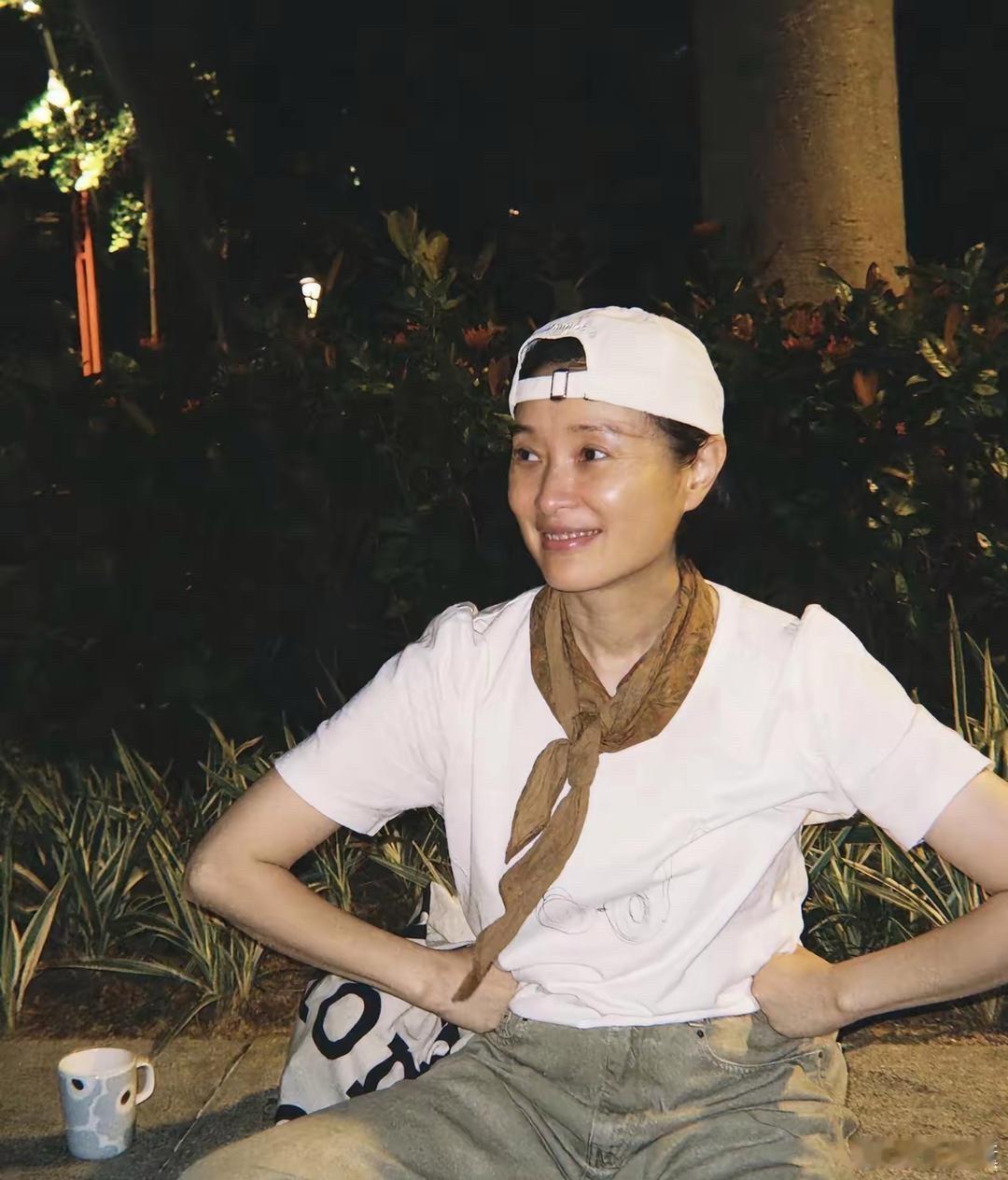 吴越的这组最新夜游照，让人心里莫名地平静。夜色温柔，她坐在江边或路旁，手里端着杯