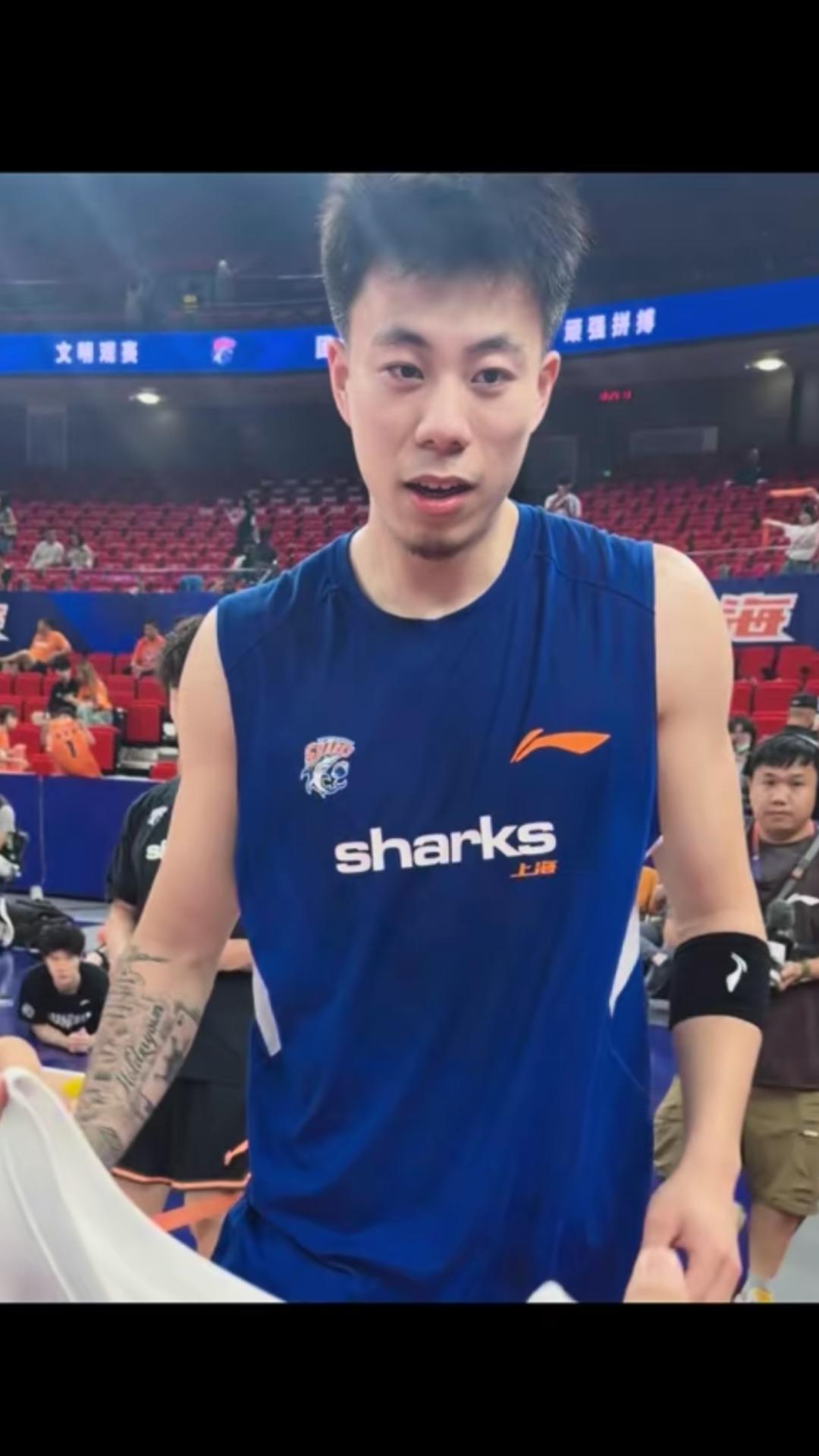【上海久事锋线悍将张震麟接受采访，相互信任是球队赢球关键。】金金说:打到现在双方