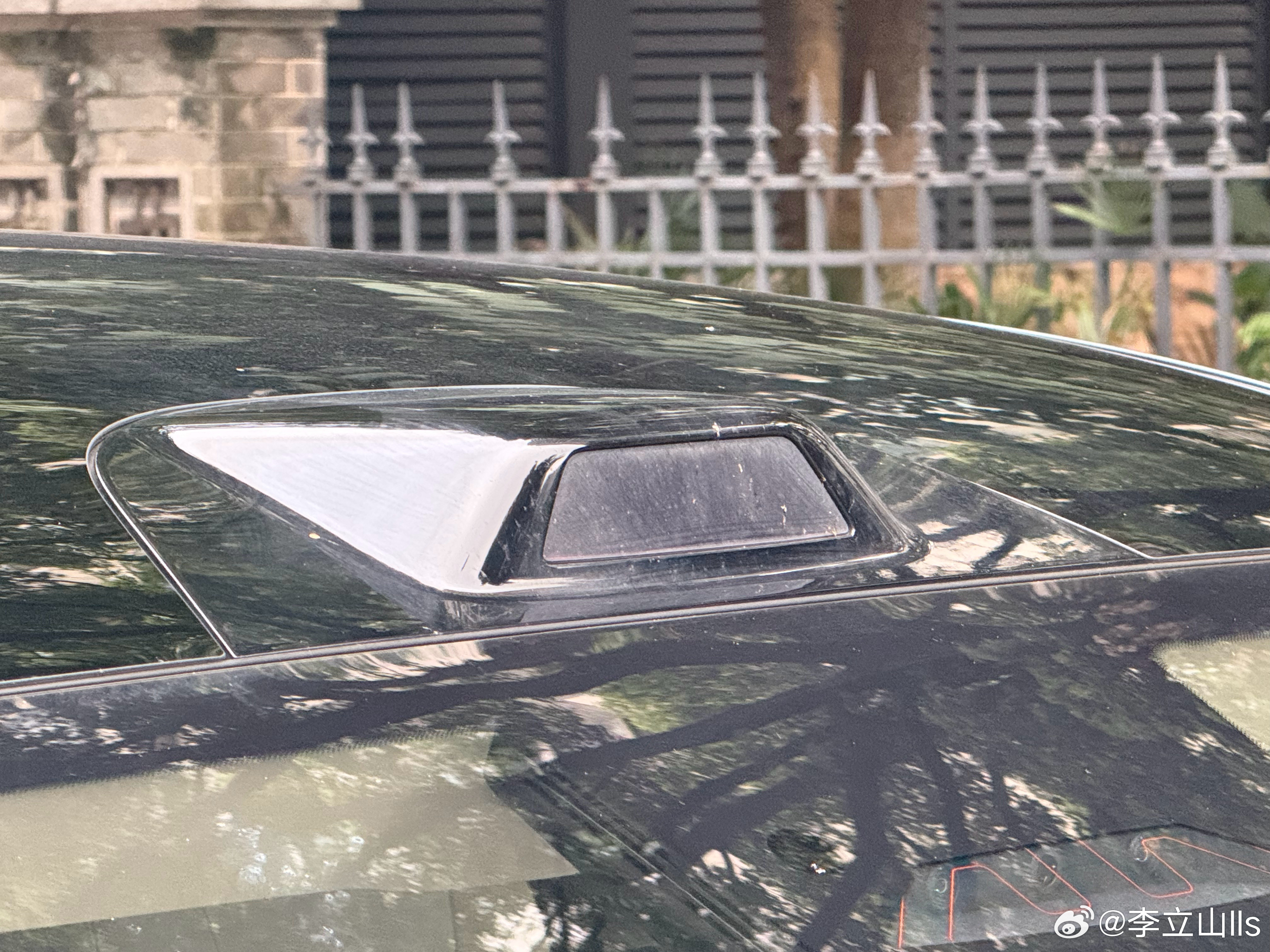 车身洗的很干净，但是激光雷达还没有！洗车不能忘了这个位置！