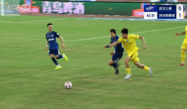 杨一鸣这个犯规，主裁判居然没有一丝犹豫直接给了直红！武汉三镇对阵深圳新鹏城的这