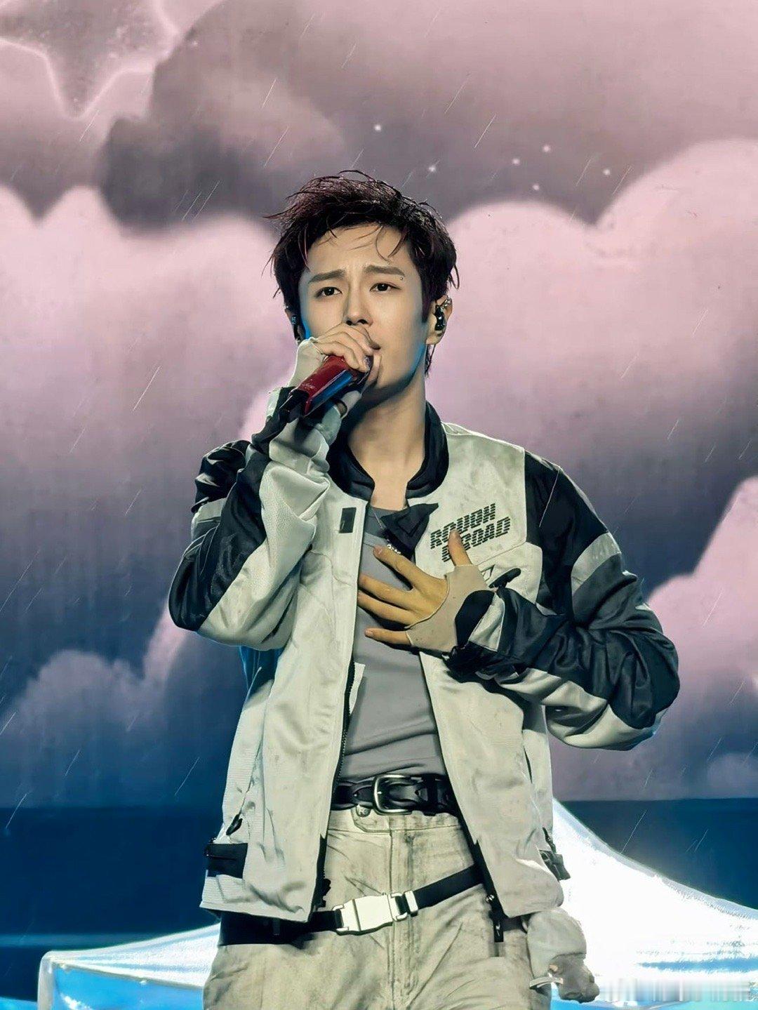 是谁又被李汶翰迷惨了我不说！雨中深情开唱是浪漫担当，拼接皮衣是酷帅boy，但视线