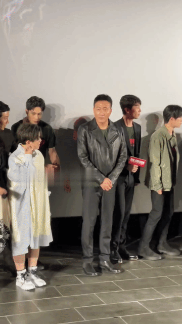 朱亚文上来直接加塞到胡军前面？这真的没想到，胡军的资历和年龄都在那儿摆着，朱亚文