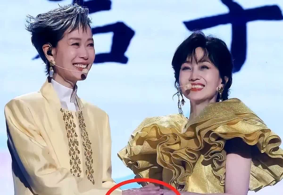 叶童这波操作是要掀桌了吧？三个“白娘子天团”成员同台，火药味直接溢出屏幕