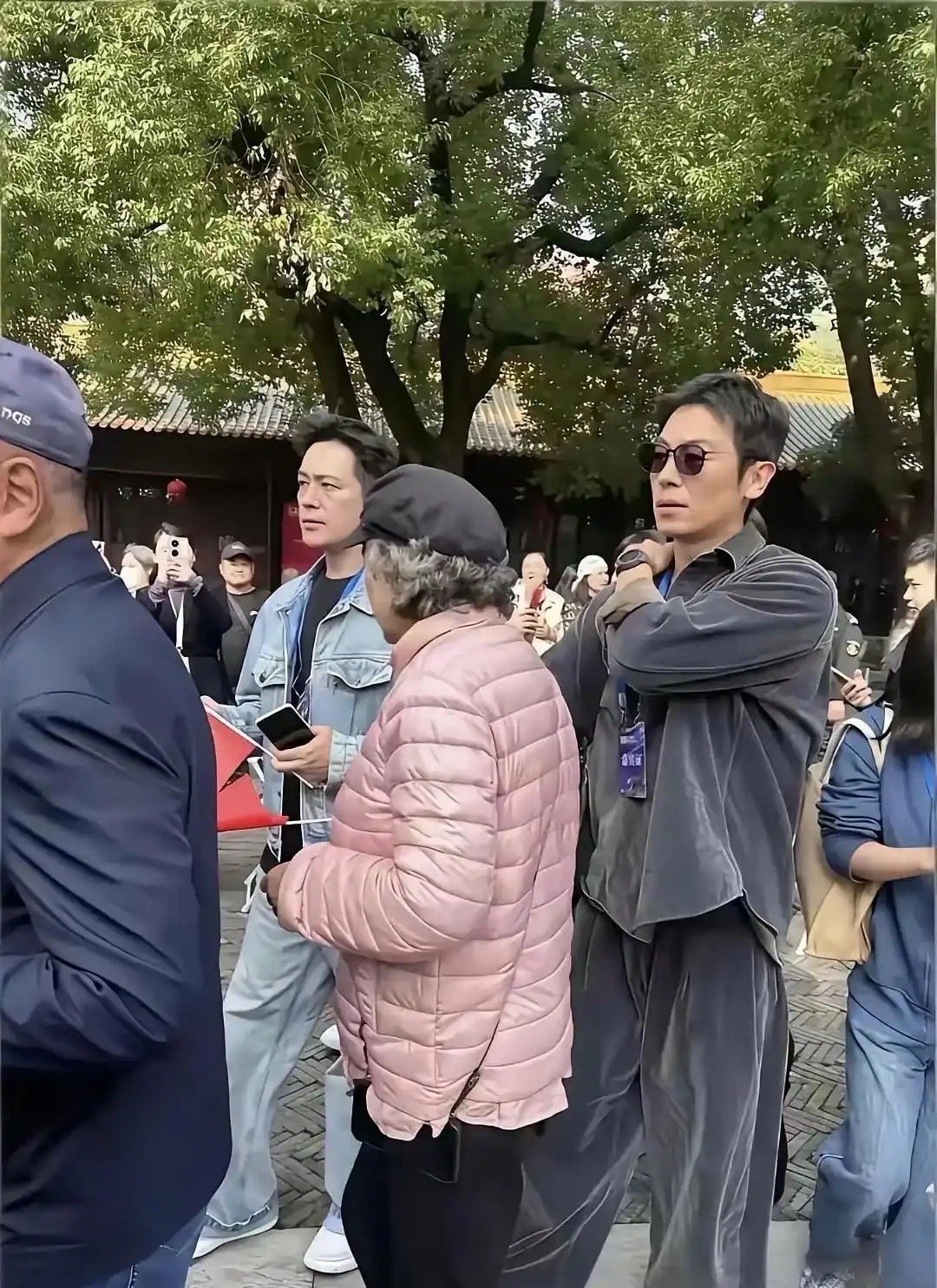 我怀疑碰见了明星，但是一时半会又喊不出他的名字，谁懂啊