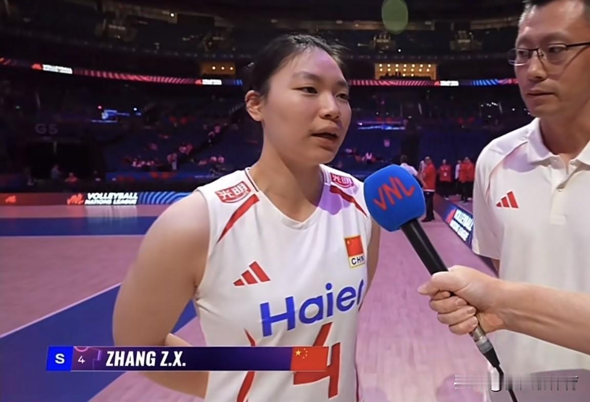 正在直播中国女排VS塞尔维亚女排！万众瞩目的中塞女排焦点大战打响，现在座无虚席，