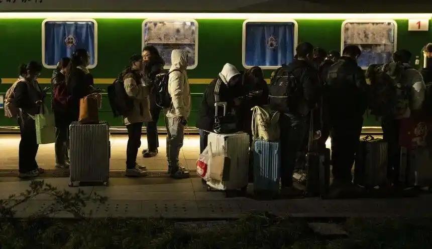 建议全国推广！浙江杭州，晚上9点多不少乘客拎着行李在一辆绿皮车前排队上车，不过这