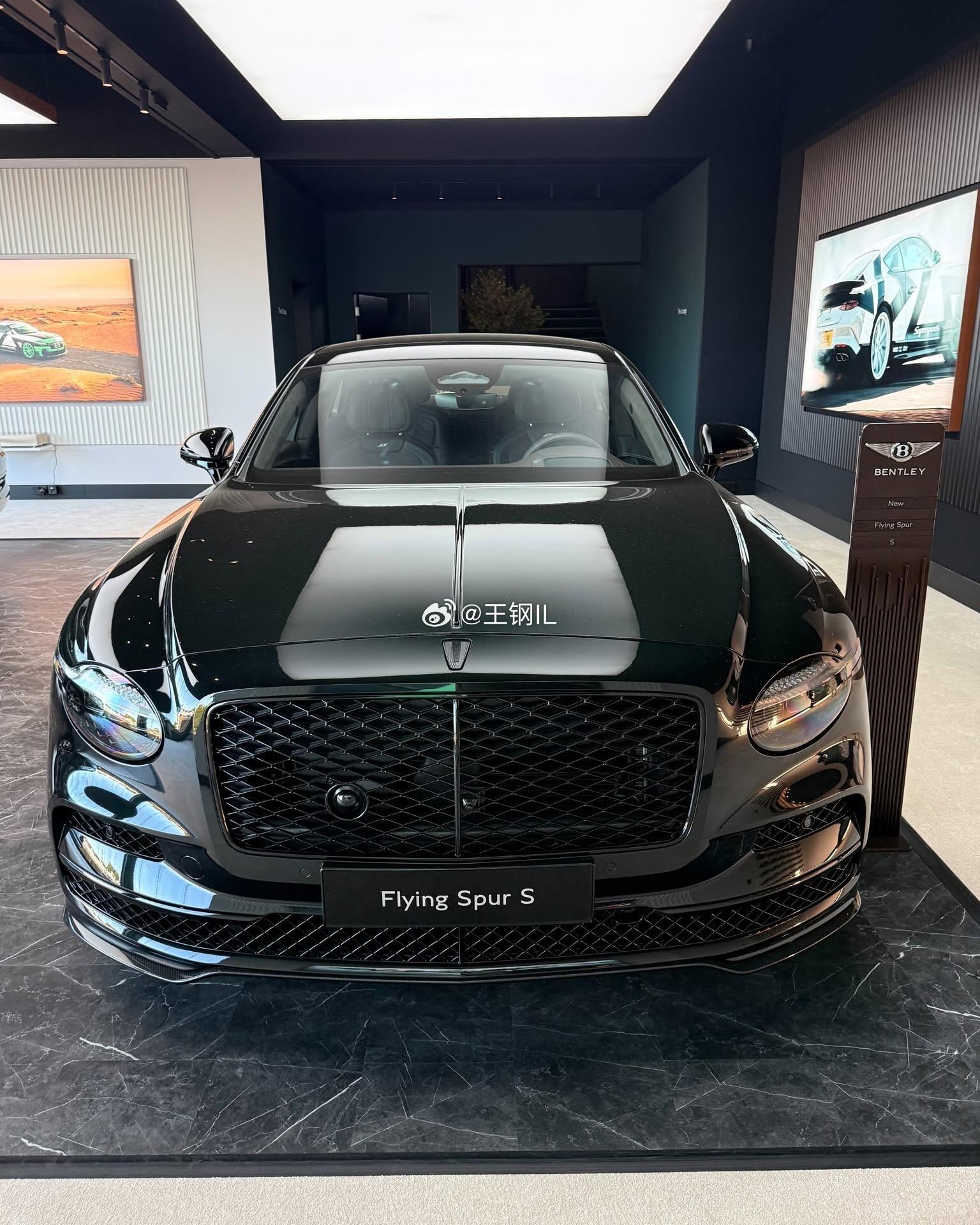 全新宾利飞驰拥有舒展流畅的外观轮廓和宽敞舒适的座舱空间，兼具强大气场与精美细节。