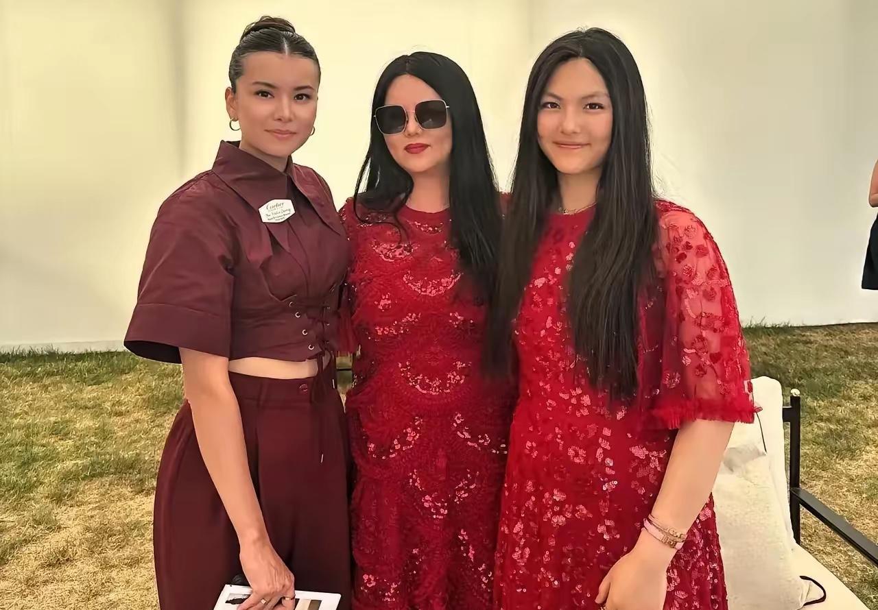 李湘为了让女儿挤进上层社会真是拼了！才16岁，就把她打扮得贵妇一般，带女儿出入各