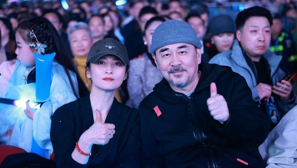 陈建斌蒋勤勤夫妇现身谭晶演唱会，鲜为人知的是，蒋勤勤和谭晶竟然有着深厚的姐妹情。