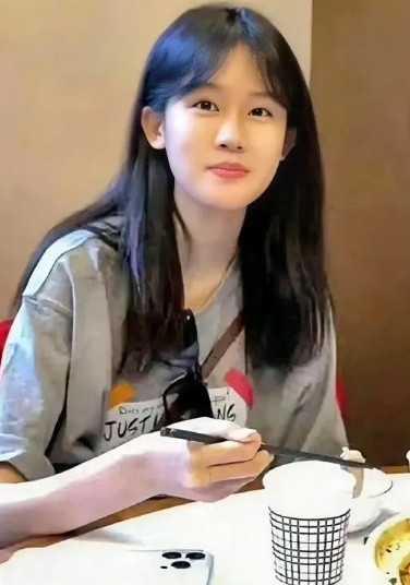 陆毅和鲍蕾的女儿贝儿越来越漂亮了，不过陆哥不会让女儿进入演艺圈，不是因为女儿不够