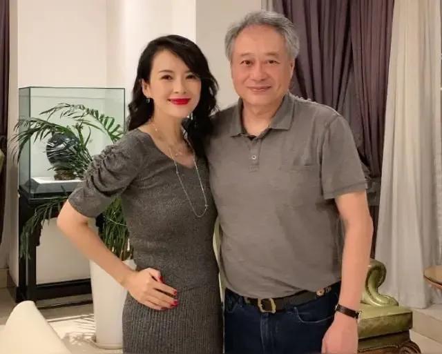 5月21日，章子怡与李安在电影节后台相拥画面刷爆热搜！她穿黑色高定长裙奔向李安，