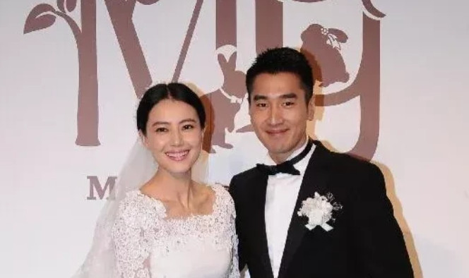 2014年，高圆圆嫁给小她5岁的赵又廷，婚后，她对公公婆婆言听计从，做二十四孝儿