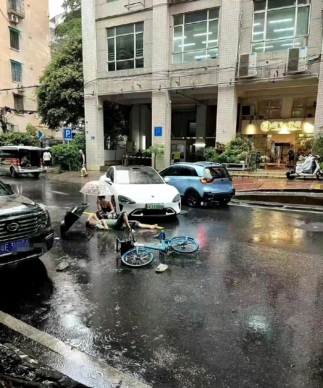 网友：爱情故事开始前，是不是先把挡路的车挪一下呢？