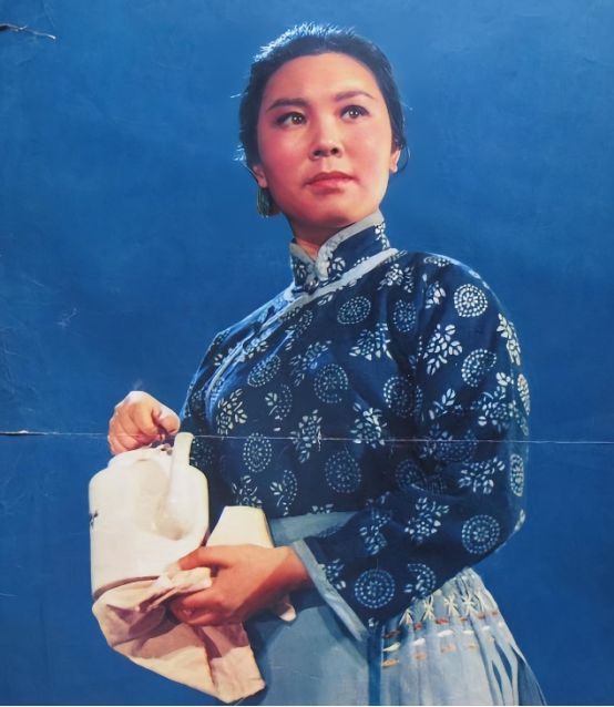 1941年，谭震林被特务拦住问话，一个挎着篮子的小媳妇走过来指着他就骂，不就是欠
