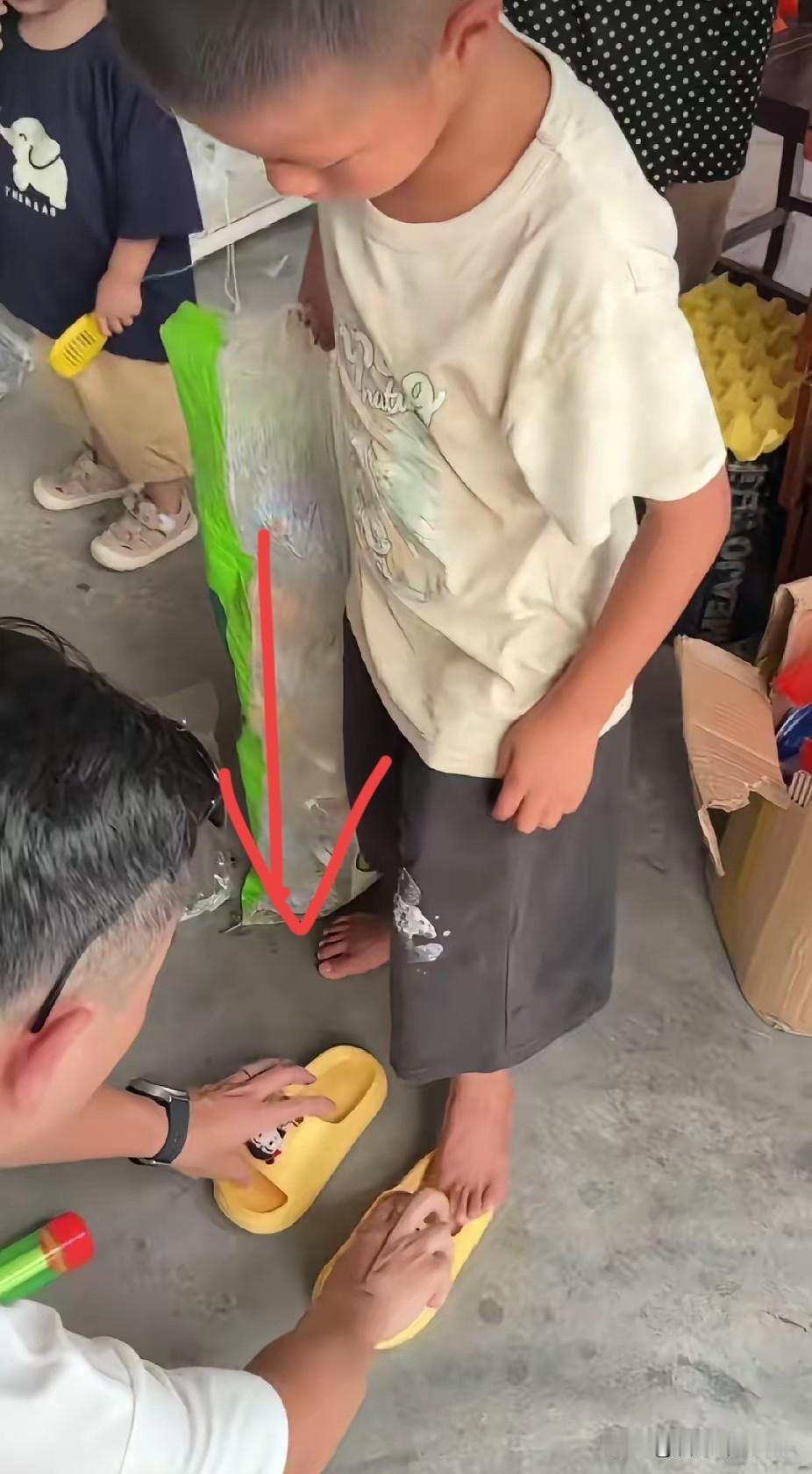 一对小夫妻带着自己的女儿，去景区里玩。看到一个拾荒小男孩的脚时，小女孩的爸爸做了