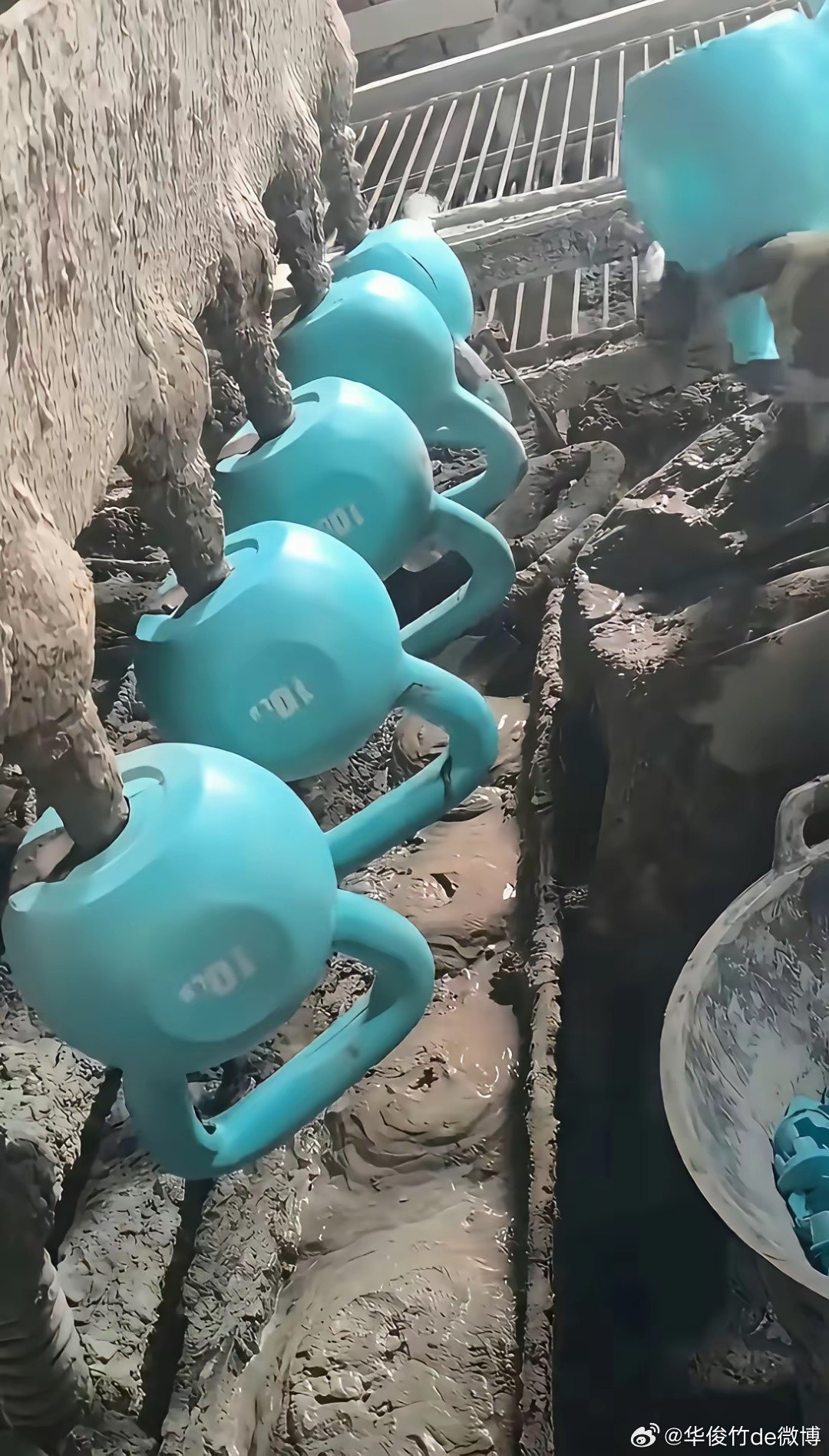 哑铃原来里面罐的是水泥，这成本控制的可以，原来锻炼真是在搬砖。​​​