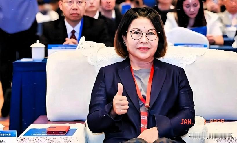 已经退出国民党的前党员何鹰鹭再次发声表示，她支持重启国共两党的论坛，她说希望早点