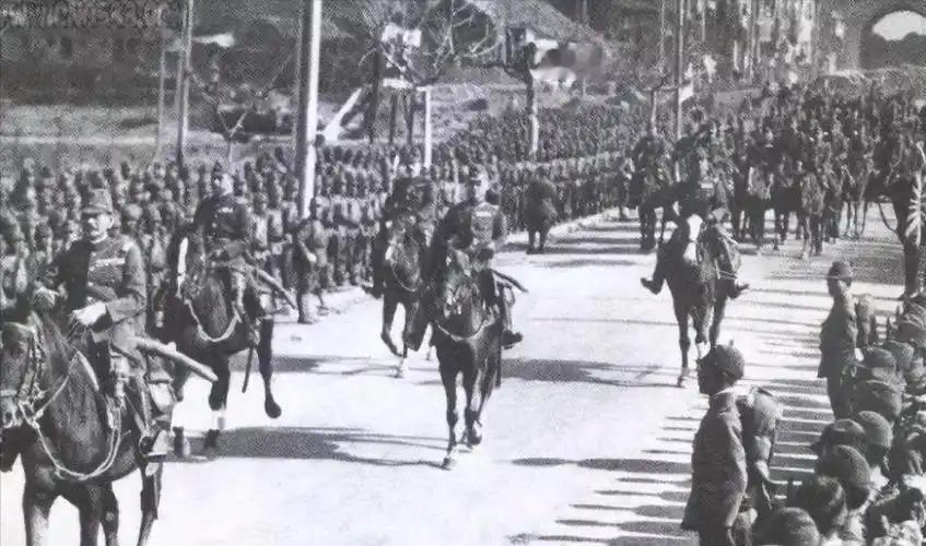 1937年，一位日本军官在大连“庆祝攻占南京胜利”，正当他伸直脖子弯腰90度鞠躬