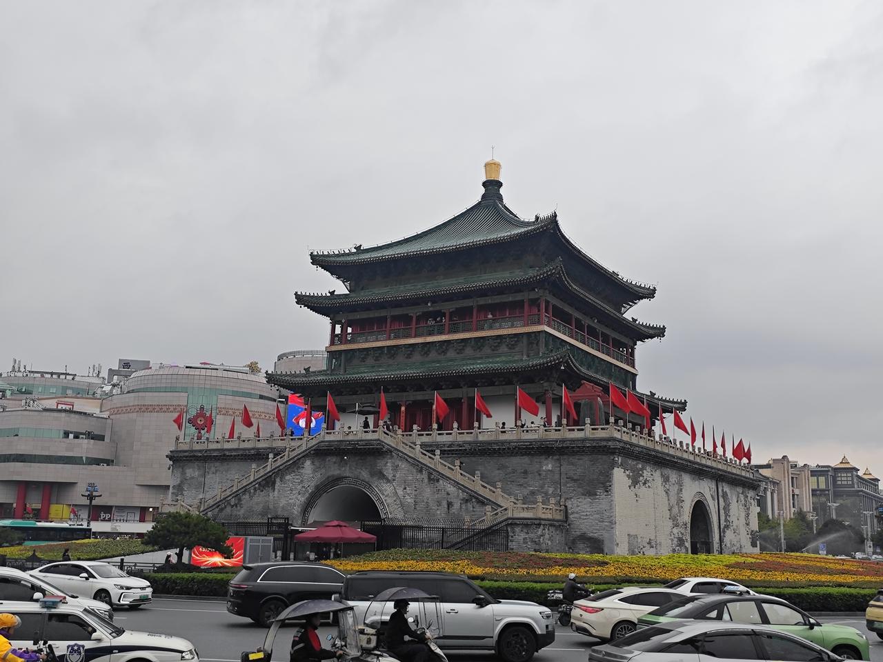 很多人来西安，第一眼看见这座楼，却未必了解它——这是西安钟楼，西安真正的城市心脏
