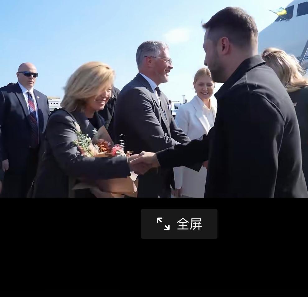 泽连斯基又开始出访了，这次是携夫人和代表团一起去纽约参加联合国大会的。