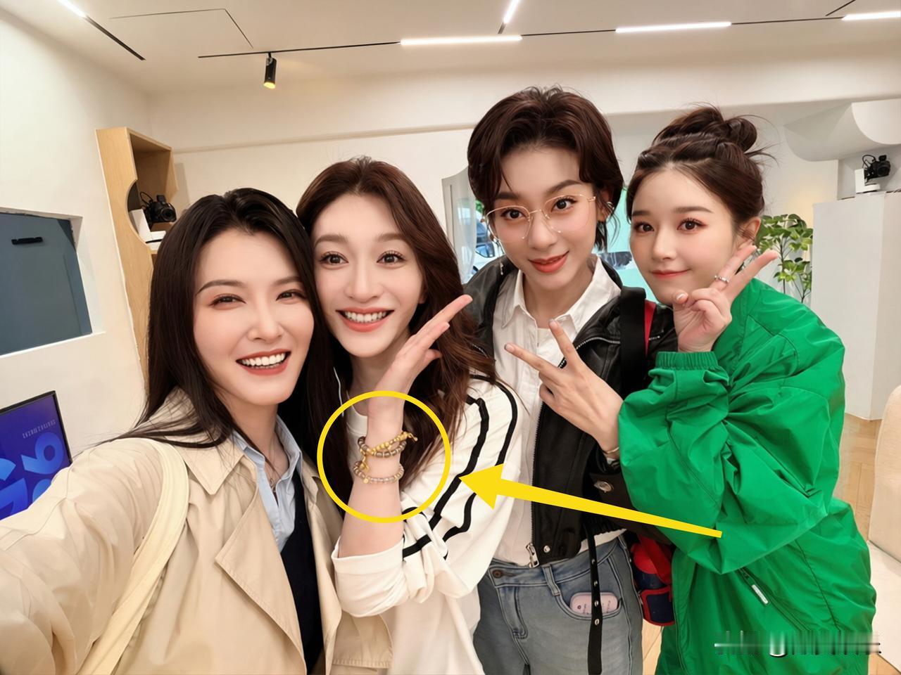 这细节没的说！李小冉手腕上的3条手链，3种意义，仔细盘点一下你就会觉得她有多