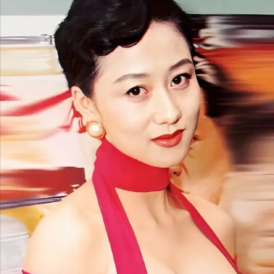 1987年，利智在拍戏时被周润发一脚踢进玻璃碎片里，杀青宴上，周润发又趁机用吃剩